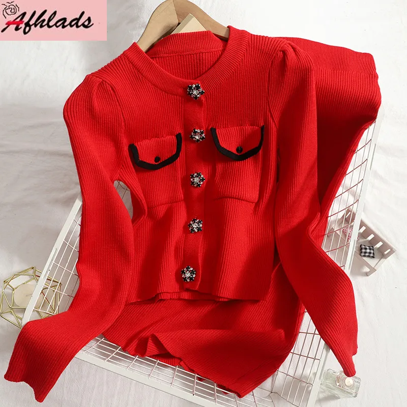 Round Neck Pearl Single-Breasted Contrast Color Patchwork Pockets Tops + Solid Color Split Bodycon Skirts Knitted Two-Piece Sets
Round Neck Pearl Single-Breasted Contrast Color Patchwork Pockets Tops + Solid Color Split Bodycon Skirts Knitted Two-Piece Sets