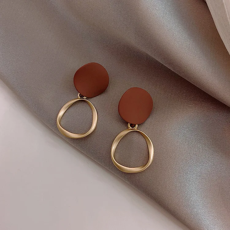 925 Silver Needle French Retro Simple Personality Fashion Temperament Cold Wind Irregular Disc Earrings Female
925 Silver Needle French Retro Simple Personality Fashion Temperament Cold Wind Irregular Disc Earrings Female