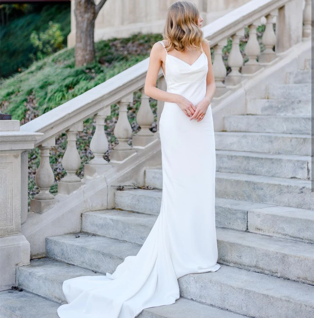 Simple Straight Wedding Dress Spaghetti Straps Sleeveless Backless Button Pleat Sweep Train Bride Gown 2021 Vestidos De Noiva
Simple Straight Wedding Dress Spaghetti Straps Sleeveless Backless Button Pleat Sweep Train Bride Gown 2021 Vestidos De Noiva