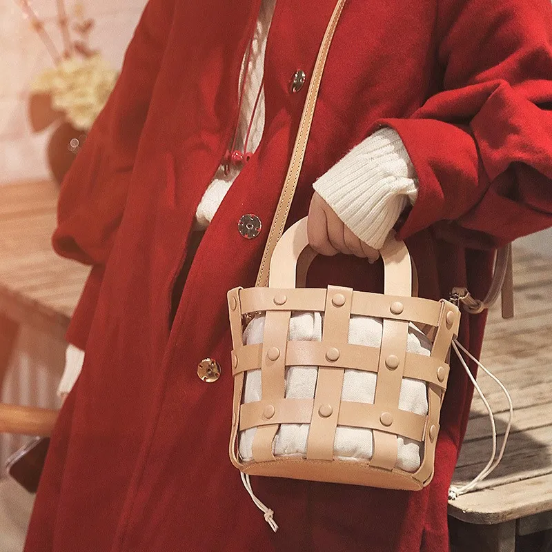 Pretty Artist Style Hollow Out Crossbody Bags for Girls New Shoulder Bag Genuine Leather Women Handbags Quality Messenger Bags
Pretty Artist Style Hollow Out Crossbody Bags for Girls New Shoulder Bag Genuine Leather Women Handbags Quality Messenger Bags