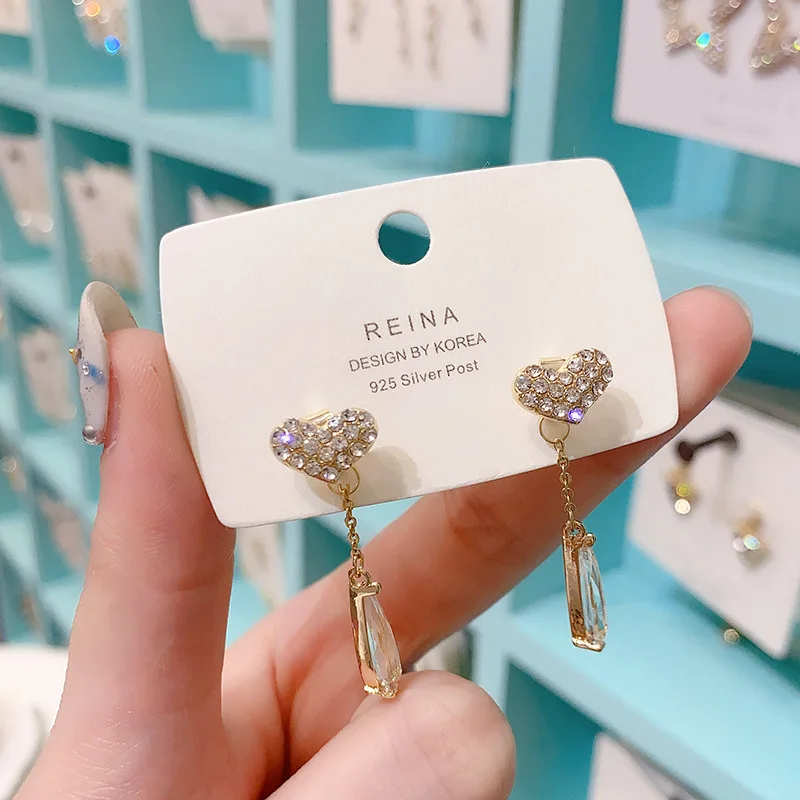 Korean version of the new fashion love long crystal ear pendant female personality exquisite S925 silver needle earrings
Korean version of the new fashion love long crystal ear pendant female personality exquisite S925 silver needle earrings