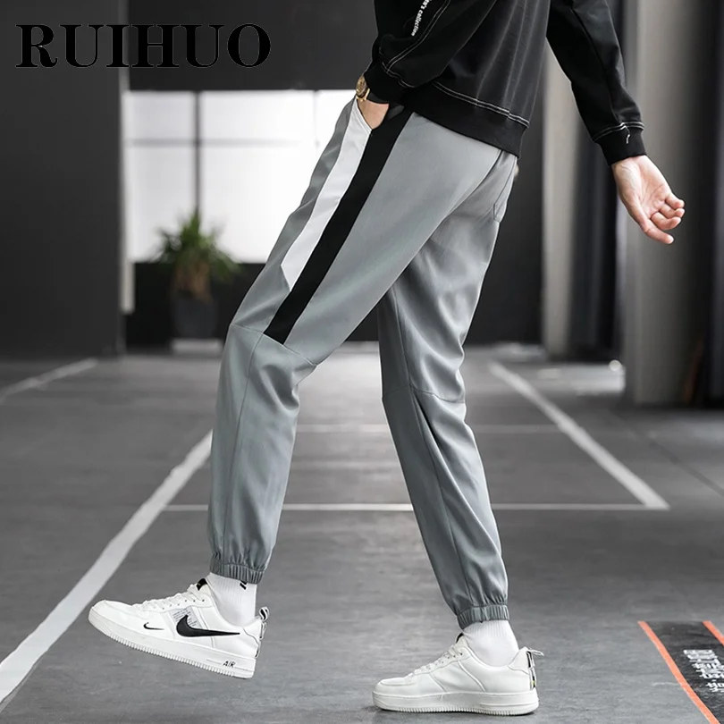 Брюки RUIHUO мужские до щиколотки, повседневная одежда, модные спортивные штаны в Корейском стиле, мужские брюки в стиле Харадзюку, 4XL, осень, 2021
Брюки RUIHUO мужские до щиколотки, повседневная одежда, модные спортивные штаны в Корейском стиле, мужские брюки в стиле Харадзюку, 4XL, осень, 2021