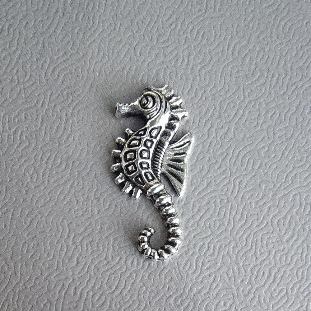 High Quality 3D Silver Hippocampus Carving DIY Metal Badge For ZP Kerosene Grind Wheel Handmade Decor Accessory Smoking Gadget
High Quality 3D Silver Hippocampus Carving DIY Metal Badge For ZP Kerosene Grind Wheel Handmade Decor Accessory Smoking Gadget