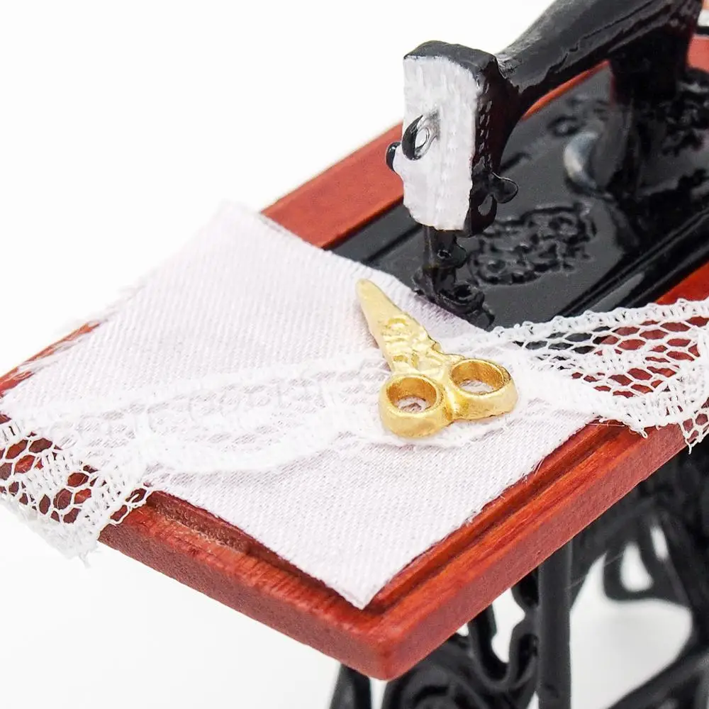 Миниатюрная винтажная швейная машина Odoria 1:12 старинная с высокой деталью