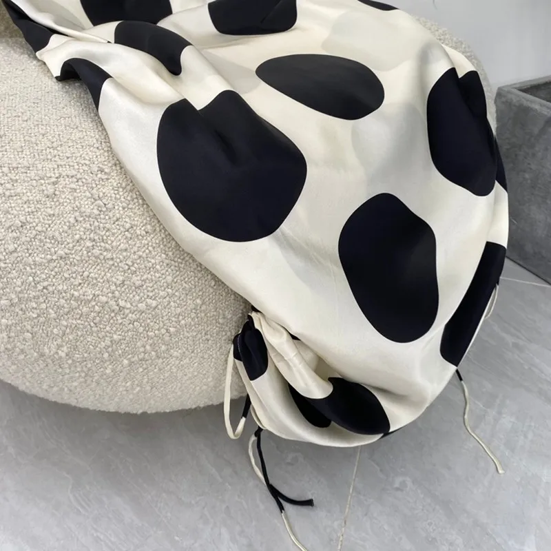 2021 New Summer Women Fashion A-line Black Dots Print Strapless Camisole Adjustable Mini Dresses High Quality Silk
2021 New Summer Women Fashion A-line Black Dots Print Strapless Camisole Adjustable Mini Dresses High Quality Silk