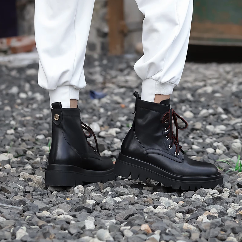 VERCONAS Autumn Winter Ankle Boots For Women Genuine Leather Thick Heels Shoes Woman New Cross-Tied Platforms Casual Basic Boots 
VERCONAS Autumn Winter Ankle Boots For Women Genuine Leather Thick Heels Shoes Woman New Cross-Tied Platforms Casual Basic Boots