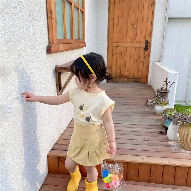 Summer Girl Suit Children'S T-Shirt 2021 New Korean Sleeveless Tops Letter Printed T-Shirt + Pleated Ruffled Skirt Clothes Sets
Summer Girl Suit Children'S T-Shirt 2021 New Korean Sleeveless Tops Letter Printed T-Shirt + Pleated Ruffled Skirt Clothes Sets