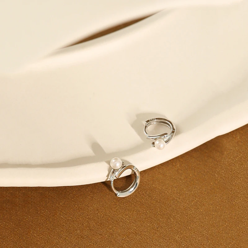 PONYKISS Pretty 925 Sterling Silver Pearl Minimlist Huggie Hoop Earrings for women Party Fine Jewelry wholesale Accessory
PONYKISS Pretty 925 Sterling Silver Pearl Minimlist Huggie Hoop Earrings for women Party Fine Jewelry wholesale Accessory