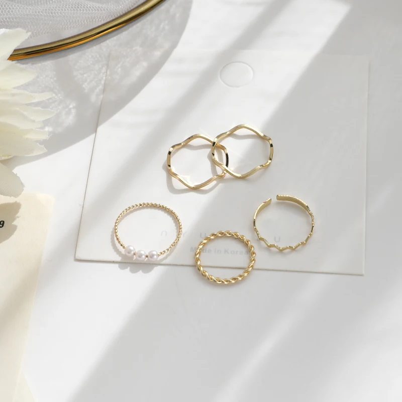5Pcs/Set Simple Fashion Wave Pattern Ring Set for Women Trend Personality Pearl Zirocn Metal Multilayer Ring Jewelry Girl Gift
5Pcs/Set Simple Fashion Wave Pattern Ring Set for Women Trend Personality Pearl Zirocn Metal Multilayer Ring Jewelry Girl Gift