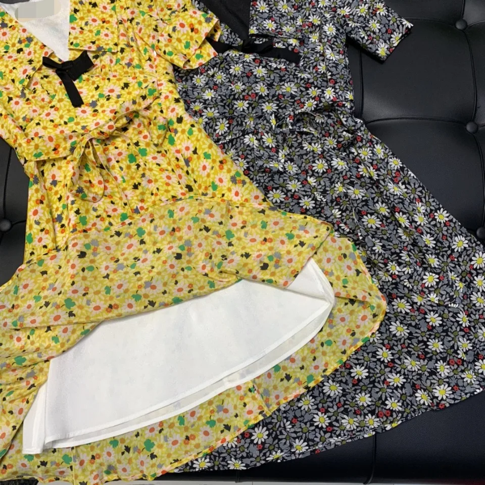 2021 new women fashion short-sleeved belted V-neck bow-knot small daisy print silk dress 0329
2021 new women fashion short-sleeved belted V-neck bow-knot small daisy print silk dress 0329