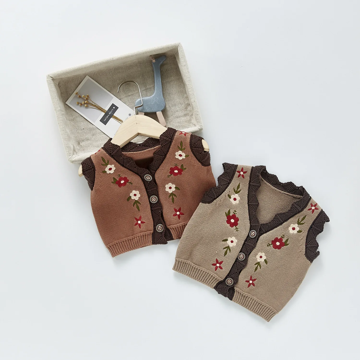 Autumn Baby Girl Waistcoat Infant Knitting Embroidery V-neck Cotton Yarn Cardigan Z Vest Top Two-color
Autumn Baby Girl Waistcoat Infant Knitting Embroidery V-neck Cotton Yarn Cardigan Z Vest Top Two-color