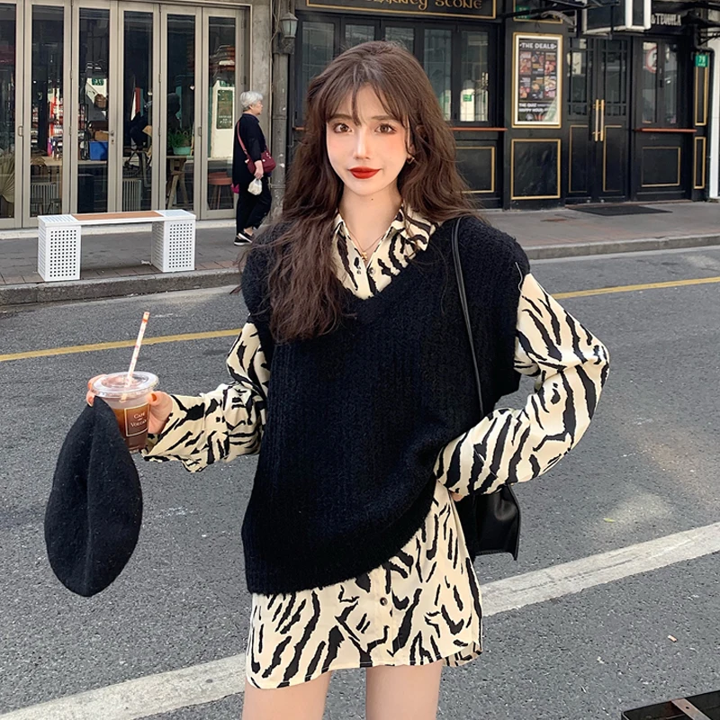 Women Vest 2021 Autumn New Black V-neck Loose Outside Fold Wear Knitted Sweater Vest Outside Wear and Print Casual Shirt Suit
Women Vest 2021 Autumn New Black V-neck Loose Outside Fold Wear Knitted Sweater Vest Outside Wear and Print Casual Shirt Suit