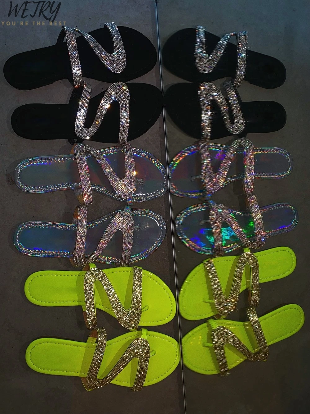 IN 2020 New Summer Women Crystal Slippers Glitter Flat Bling Female Candy Color Flip Flops Outdoor Ladies Slides Beach Shoes
IN 2020 New Summer Women Crystal Slippers Glitter Flat Bling Female Candy Color Flip Flops Outdoor Ladies Slides Beach Shoes