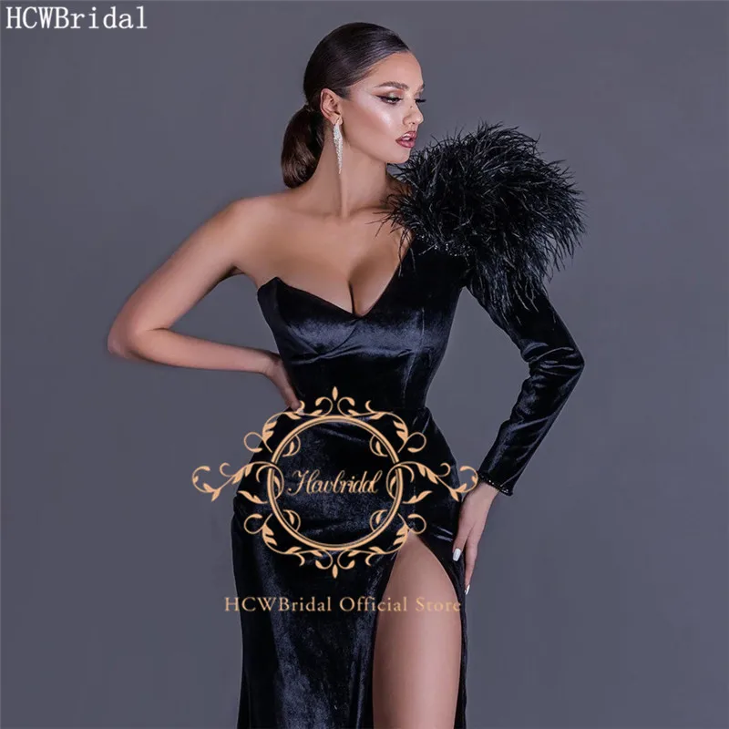 Black Sexy One Shoulder Prom Dresses With Feather Long Sleeve High Slit Plus Size Saudi Arabic Evening Party Gown Plus Size 
Black Sexy One Shoulder Prom Dresses With Feather Long Sleeve High Slit Plus Size Saudi Arabic Evening Party Gown Plus Size