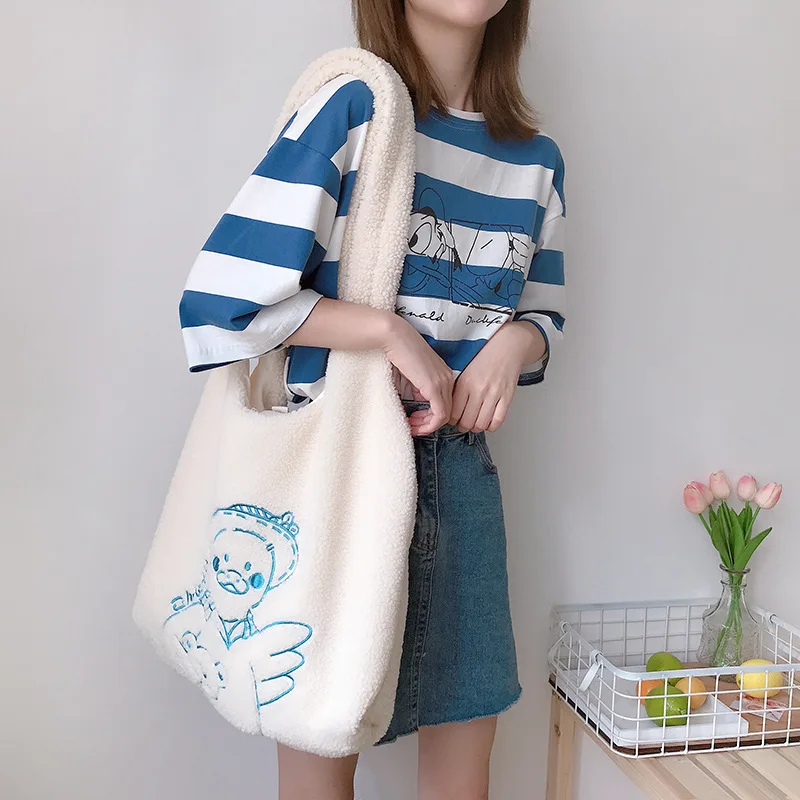 2021 Winter Women Small Plush Tote Simple Warm Cloth Wrist Bags Embroidery Handbag High Quality Eco Makeup Bag Purses For Girls
2021 Winter Women Small Plush Tote Simple Warm Cloth Wrist Bags Embroidery Handbag High Quality Eco Makeup Bag Purses For Girls
