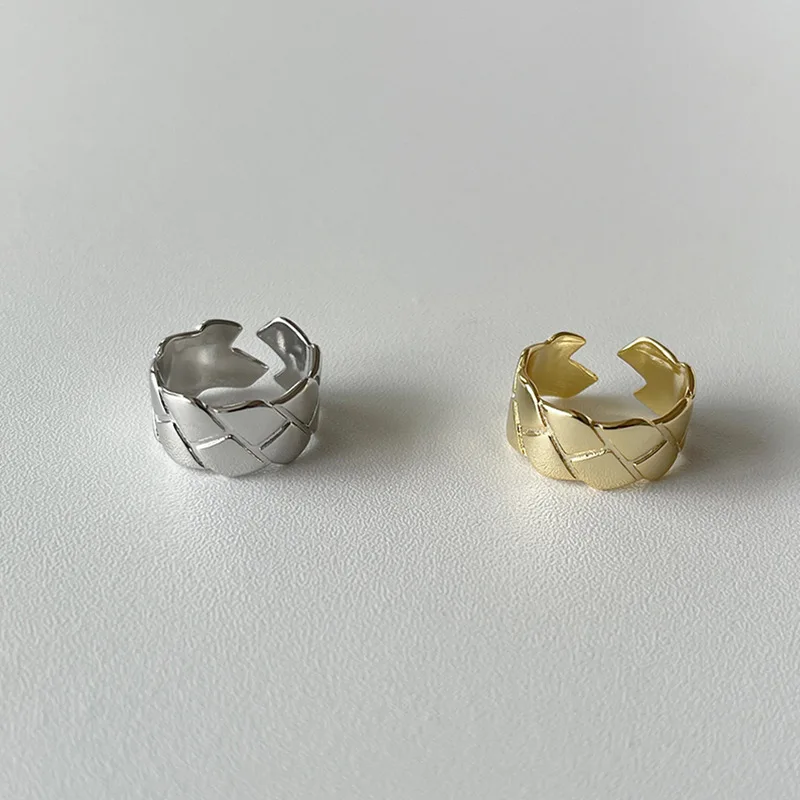 Новинка 2021, модное корейское кольцо с текстурой в виде перекрестной линии для женщин, открытое для регулировки, золотистое, оптовая продажа ...
Новинка 2021, модное корейское кольцо с текстурой в виде перекрестной линии для женщин, открытое для регулировки, золотистое, оптовая продажа ...