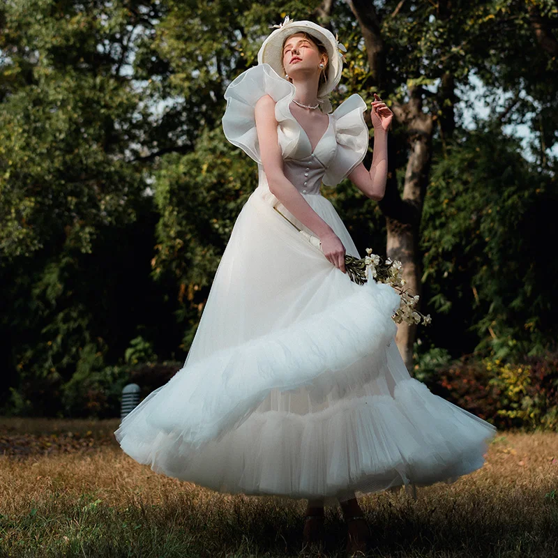 White French Style Light Wedding Dresses 2021 New Elegant Bridal Gowns Ruched Ruffles Button Bride Robes For Party Photography
White French Style Light Wedding Dresses 2021 New Elegant Bridal Gowns Ruched Ruffles Button Bride Robes For Party Photography