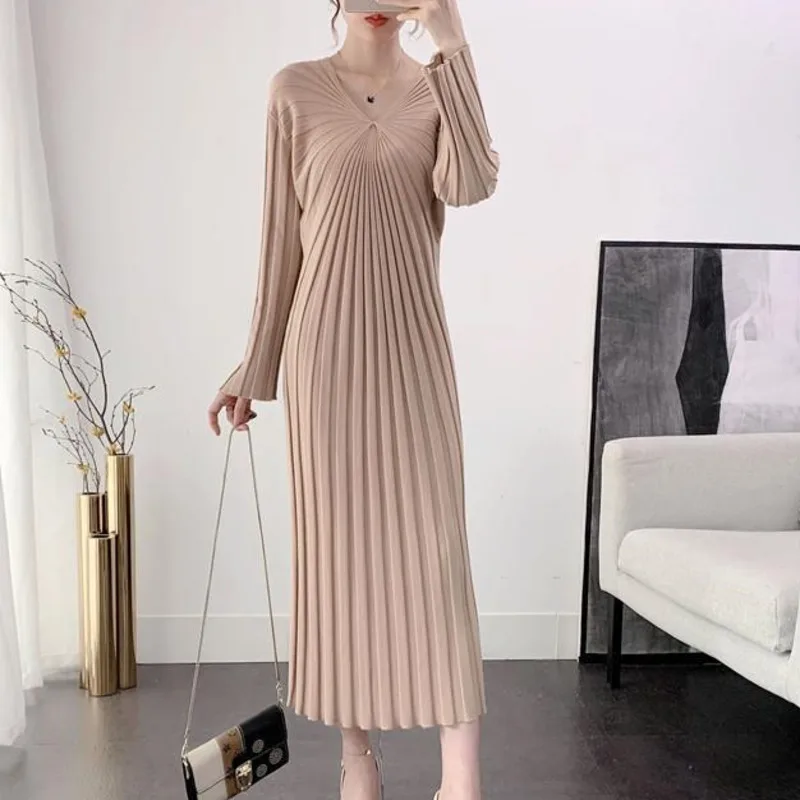 Женское шерстяное платье с высокой эластичностью, тонкое винтажное платье с V-образным вырезом и поясом на осень и зиму, 2021
Женское шерстяное платье с высокой эластичностью, тонкое винтажное платье с V-образным вырезом и поясом на осень и зиму, 2021