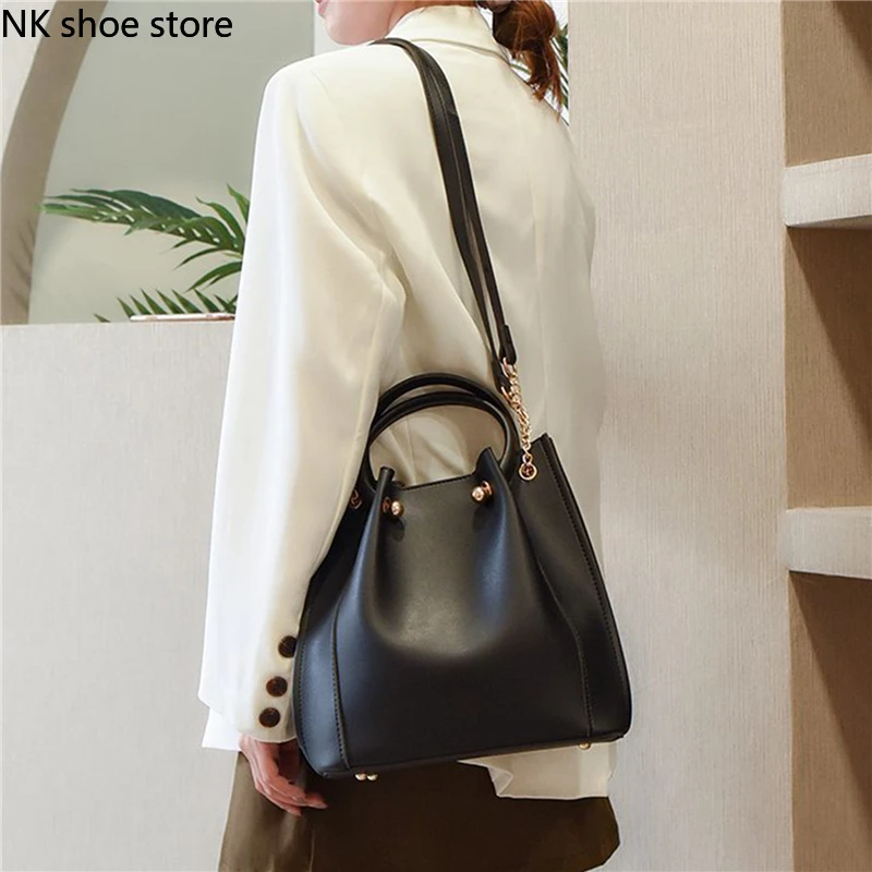 Women Bucket Handbag Fashion Simple Large Capacity Ladies Commuter Bag Casual Shoulder Bags Oblique Cross Female Pack Design Bag
Women Bucket Handbag Fashion Simple Large Capacity Ladies Commuter Bag Casual Shoulder Bags Oblique Cross Female Pack Design Bag