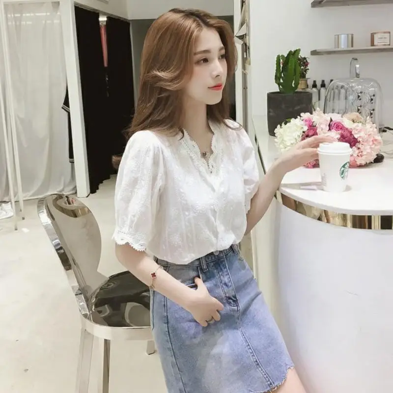 Summer 2021 versatile super fairy top V-neck lace Lantern Sleeve White Embroidery solid lace shirt
Summer 2021 versatile super fairy top V-neck lace Lantern Sleeve White Embroidery solid lace shirt
