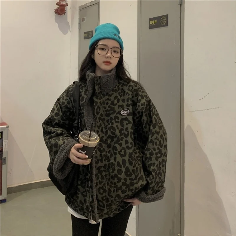Wear lamb wool coat on both sides. Women's new leopard print thickened stand collar long sleeve top in winter 2021
Wear lamb wool coat on both sides. Women's new leopard print thickened stand collar long sleeve top in winter 2021