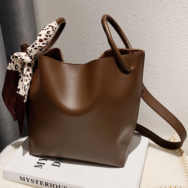 High-quality Ladies Shoulder Bag 2021 Fall/winter New Style Silk Scarf Female Bag Fashion Messenger Bag Portable Tote Bucket Bag
High-quality Ladies Shoulder Bag 2021 Fall/winter New Style Silk Scarf Female Bag Fashion Messenger Bag Portable Tote Bucket Bag