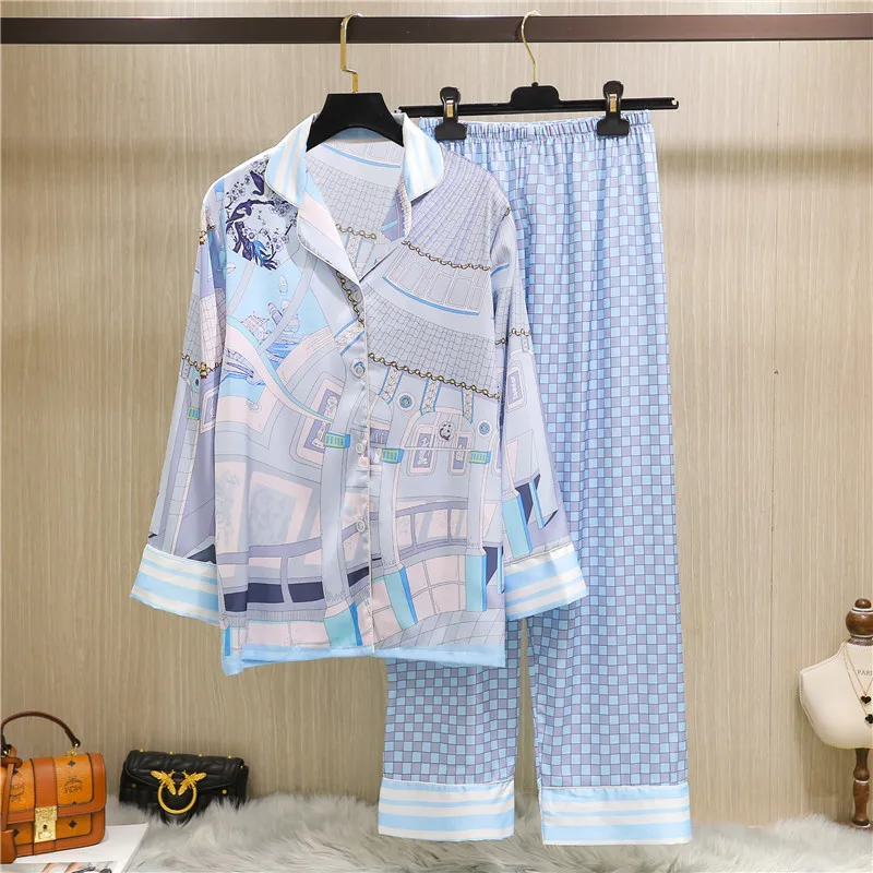 Women's Style Spring and Autumn Long-sleeved Pajamas Two Suits Silk Home Bathrobe
Women's Style Spring and Autumn Long-sleeved Pajamas Two Suits Silk Home Bathrobe