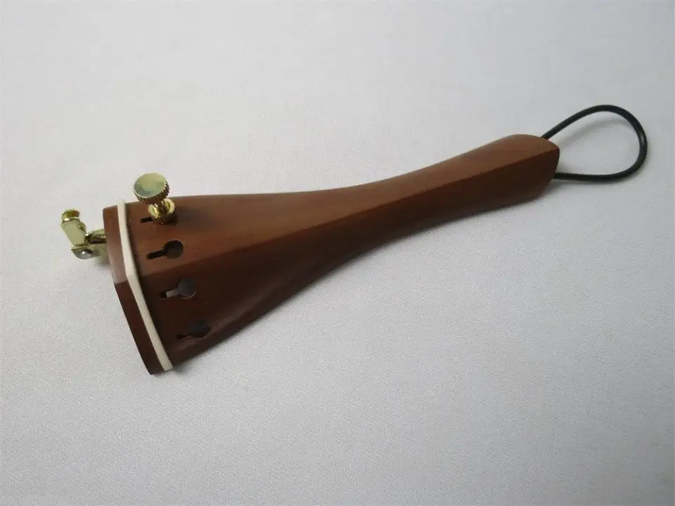 The violin string board date wood pull string board installed fine-tuning golden tail rope fittings on the violin
The violin string board date wood pull string board installed fine-tuning golden tail rope fittings on the violin