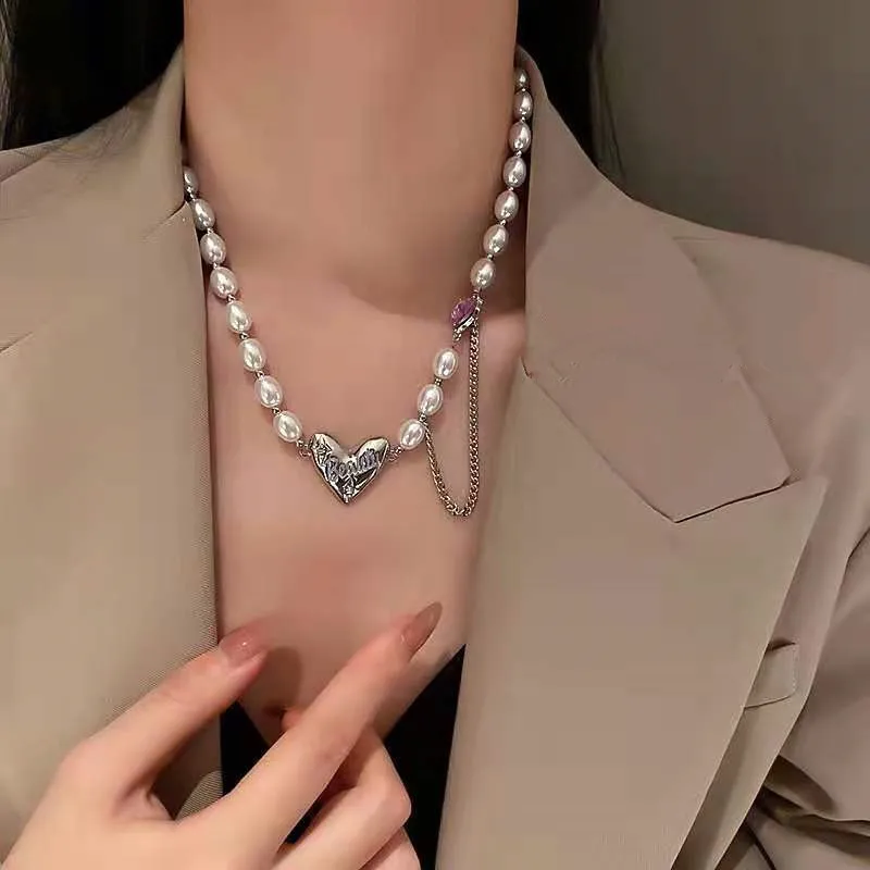 2021 New Exaggerated pearl necklace metal heart chain pendant Choker personality network explosive diamond necklace for women
2021 New Exaggerated pearl necklace metal heart chain pendant Choker personality network explosive diamond necklace for women