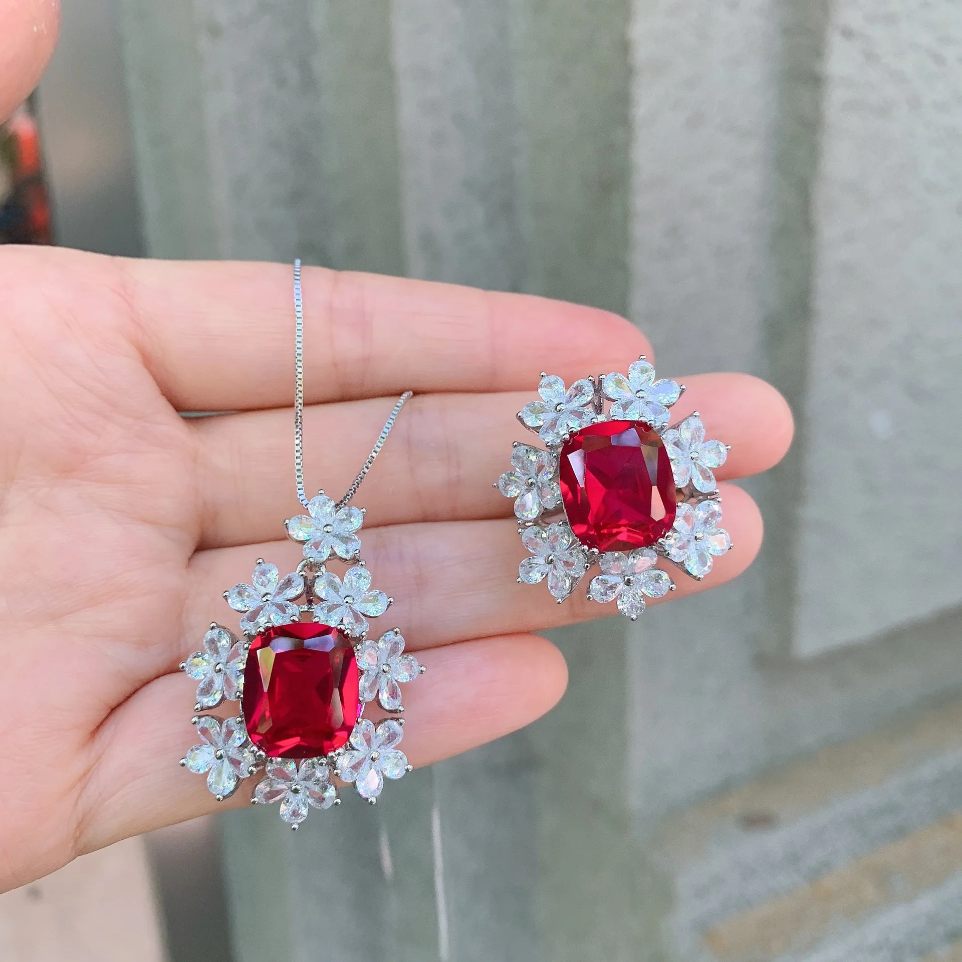 2021 New European Style Women Retro Ruby Necklace Plum-shaped Jewelry Set Ring Pendant 10*14 Sterling Silver 925 Jewelry Sets 
2021 New European Style Women Retro Ruby Necklace Plum-shaped Jewelry Set Ring Pendant 10*14 Sterling Silver 925 Jewelry Sets