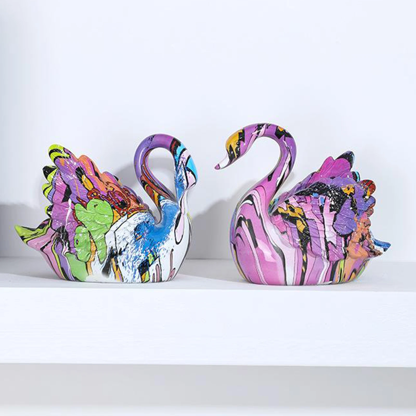 Цветные пары из фигурка лебедя смолы с орнаментом, свадебные подарки скульптура в виде лебеди 
Цветные пары из фигурка лебедя смолы с орнаментом, свадебные подарки скульптура в виде лебеди