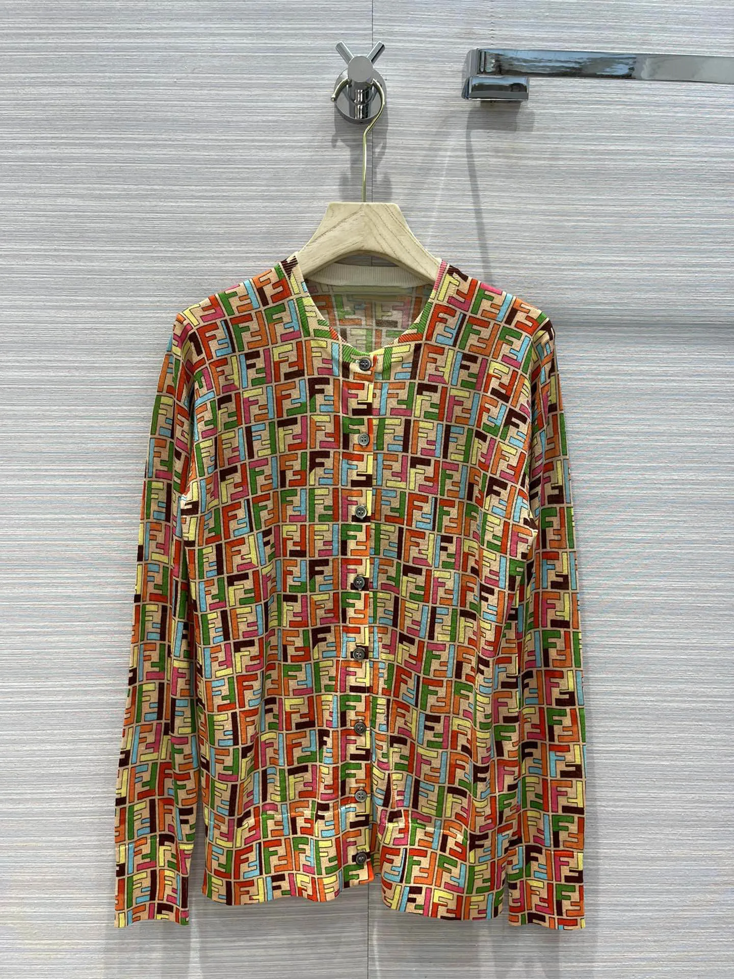Luxury Brand Colored Letter Print Shirts Women Top Quality 3D Cut O-neck Long Sleeve Shirts Casual 100% Wool Shirts Autumn 2021
Luxury Brand Colored Letter Print Shirts Women Top Quality 3D Cut O-neck Long Sleeve Shirts Casual 100% Wool Shirts Autumn 2021
