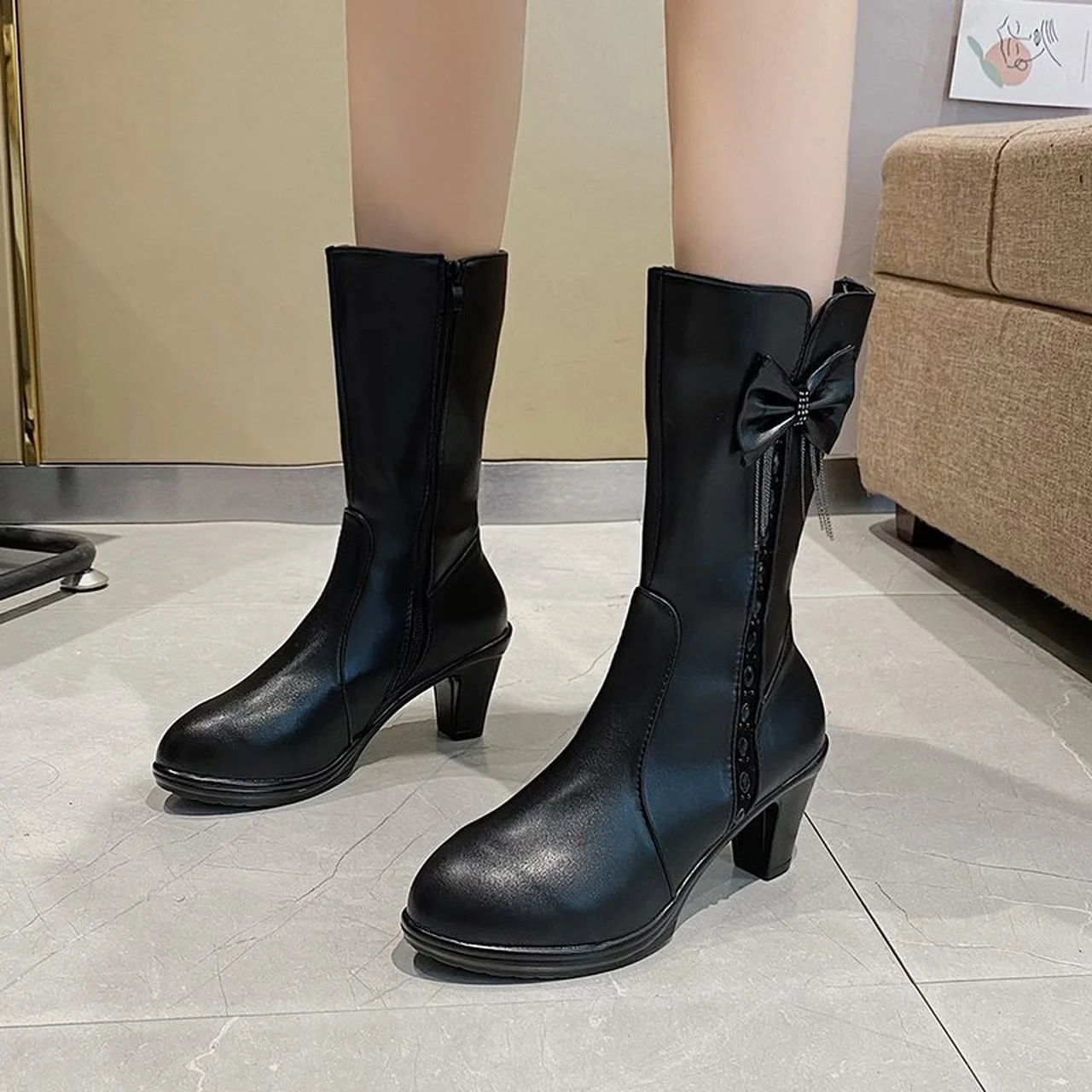Women's mid-tube boots fashion women's shoes high heels autumn and winter thick-soled bowknot fur black women's boots shoes 2021
Women's mid-tube boots fashion women's shoes high heels autumn and winter thick-soled bowknot fur black women's boots shoes 2021