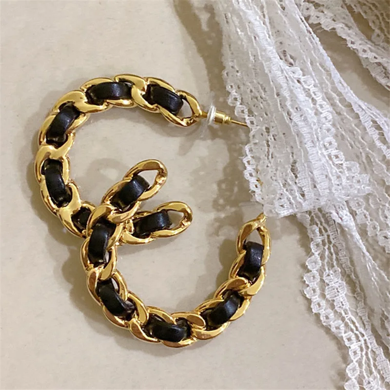 Fashion Metal Leather C Shaped Earrings For Women 2020 Autumn Winter Fashion Jewelry Personality Statement Earings Wholesale
Fashion Metal Leather C Shaped Earrings For Women 2020 Autumn Winter Fashion Jewelry Personality Statement Earings Wholesale