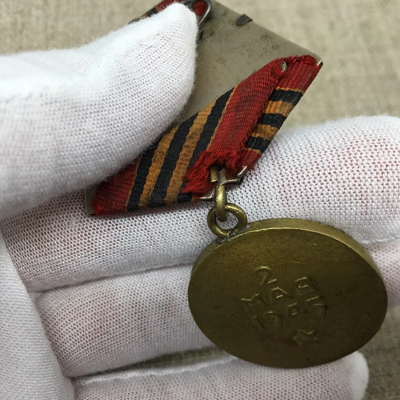 Soviet Union Conquer Berlin Medal Old Hanging Original Copper Gold-plated Reward Badge
Soviet Union Conquer Berlin Medal Old Hanging Original Copper Gold-plated Reward Badge