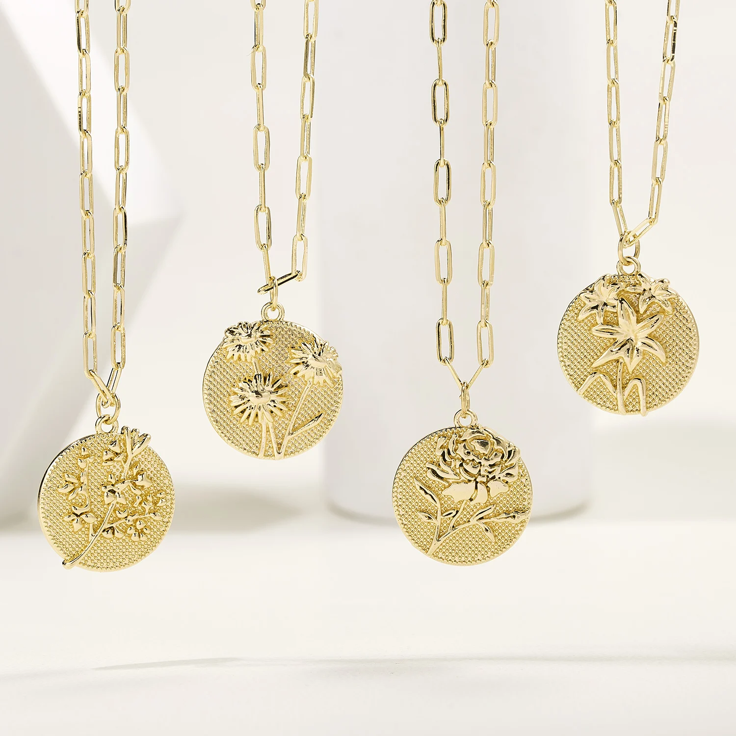 Creative Birth Month Coin Pattern Flower Pendant Necklace Gold Color Paperclip Chain Carnation Plant Necklace Mother's day Gifts
Creative Birth Month Coin Pattern Flower Pendant Necklace Gold Color Paperclip Chain Carnation Plant Necklace Mother's day Gifts