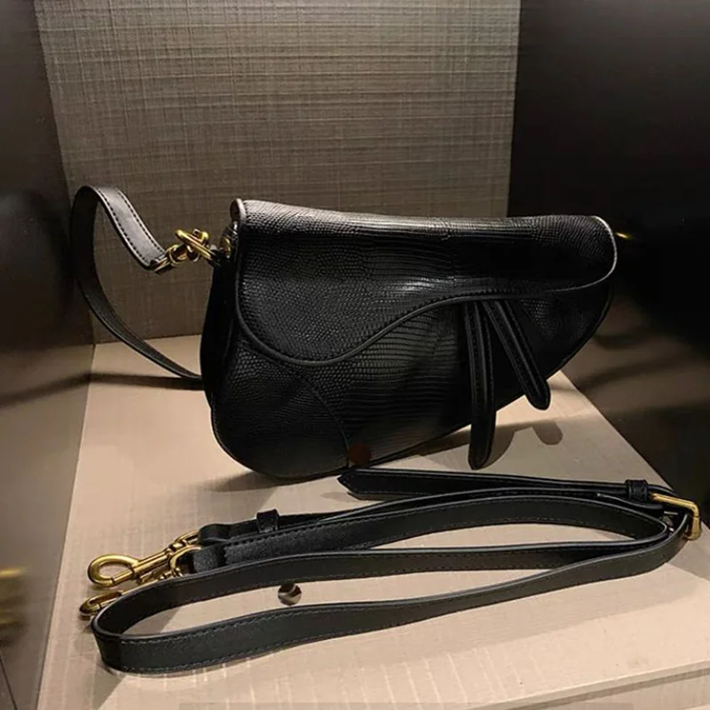 Leather handbags, large bags, large-capacity handbags, shoulder bags, black and white contrast stitching, generous ladies bags
Leather handbags, large bags, large-capacity handbags, shoulder bags, black and white contrast stitching, generous ladies bags