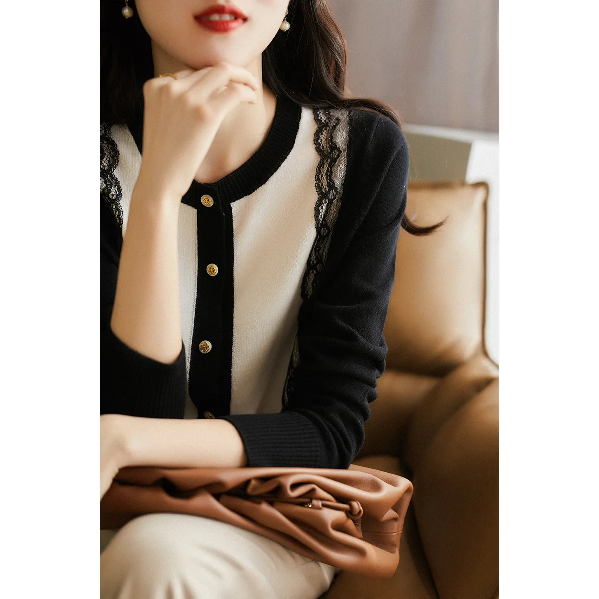 2021 New Spring Elegant Lace Stitching Gold Button Embellishment Round Neck Wool Knitted Cardigan
2021 New Spring Elegant Lace Stitching Gold Button Embellishment Round Neck Wool Knitted Cardigan