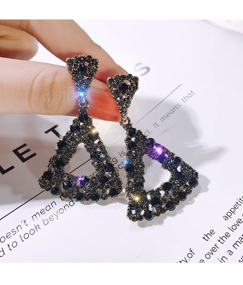 European and American New Fashion Black Super Shining Zircon Stud Earring For Women Temperament Long Triangle Line Retro Jewelry
European and American New Fashion Black Super Shining Zircon Stud Earring For Women Temperament Long Triangle Line Retro Jewelry