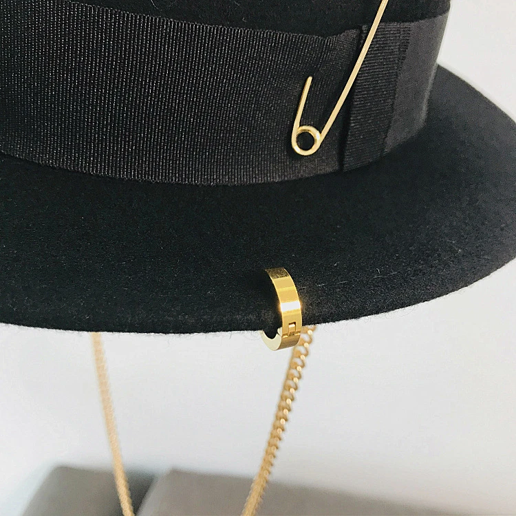 Black Cap Female British Wool Hat Fashion Party Flat Top Hat Chain Strap and Pin Fedoras for Ladies a Street-style Shooting
Black Cap Female British Wool Hat Fashion Party Flat Top Hat Chain Strap and Pin Fedoras for Ladies a Street-style Shooting