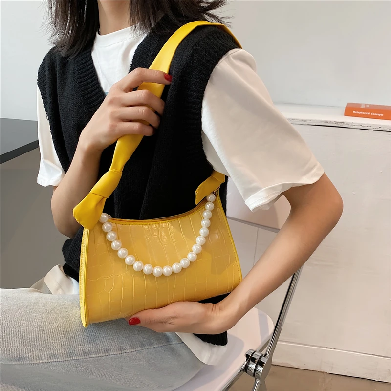Solid Color PU Leather Women Wide Strap Shoulder Bags Crocodile Pattern Female Underarm Bag Elegant Ladies Pearl Chain Handbags
Solid Color PU Leather Women Wide Strap Shoulder Bags Crocodile Pattern Female Underarm Bag Elegant Ladies Pearl Chain Handbags
