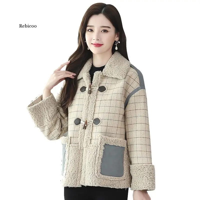 Short Coat Thicken Lattice Ladies Outerwear 2020 Winter Clothing New Horn Buckle Lamb Wool Cotton Clothing Coats Fashion Tops
Short Coat Thicken Lattice Ladies Outerwear 2020 Winter Clothing New Horn Buckle Lamb Wool Cotton Clothing Coats Fashion Tops