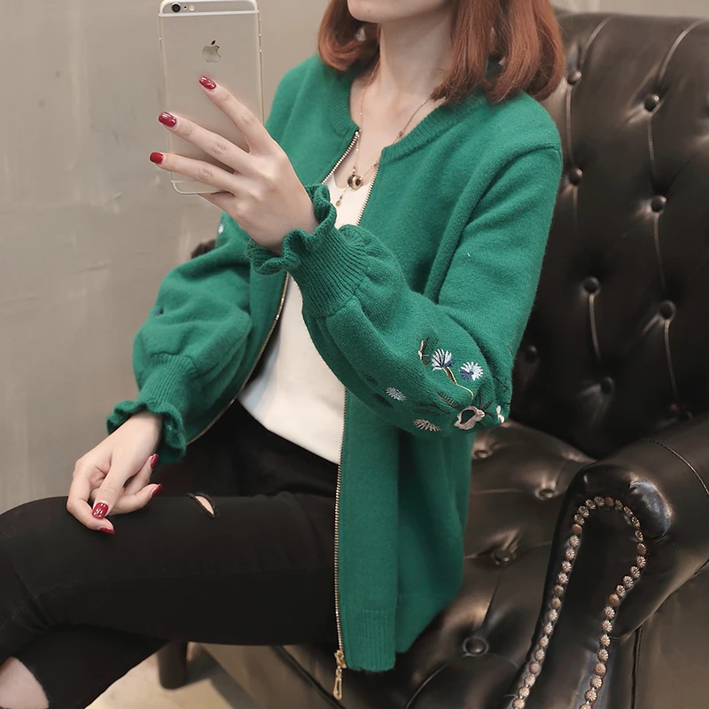 2021 spring new Korean version of the wild loose short sweater women's cardigan embroidery sweater coat women's shirt
2021 spring new Korean version of the wild loose short sweater women's cardigan embroidery sweater coat women's shirt