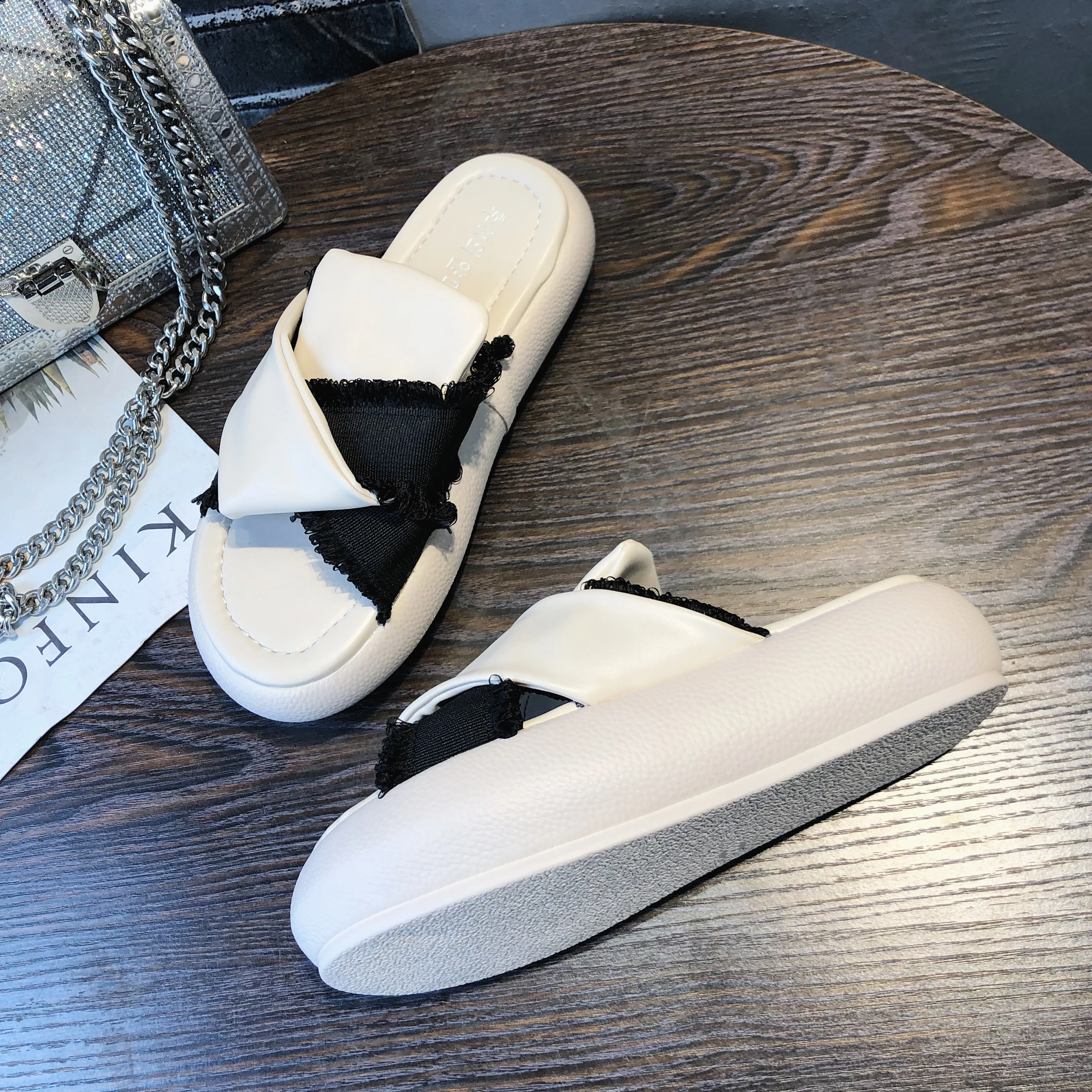 wohdhe 2021 New Women Slippers Thick Bottom Cross-tied Platform Non-slip Fabric Slaps High Heels Spanking Beach Sandalias Summer
wohdhe 2021 New Women Slippers Thick Bottom Cross-tied Platform Non-slip Fabric Slaps High Heels Spanking Beach Sandalias Summer