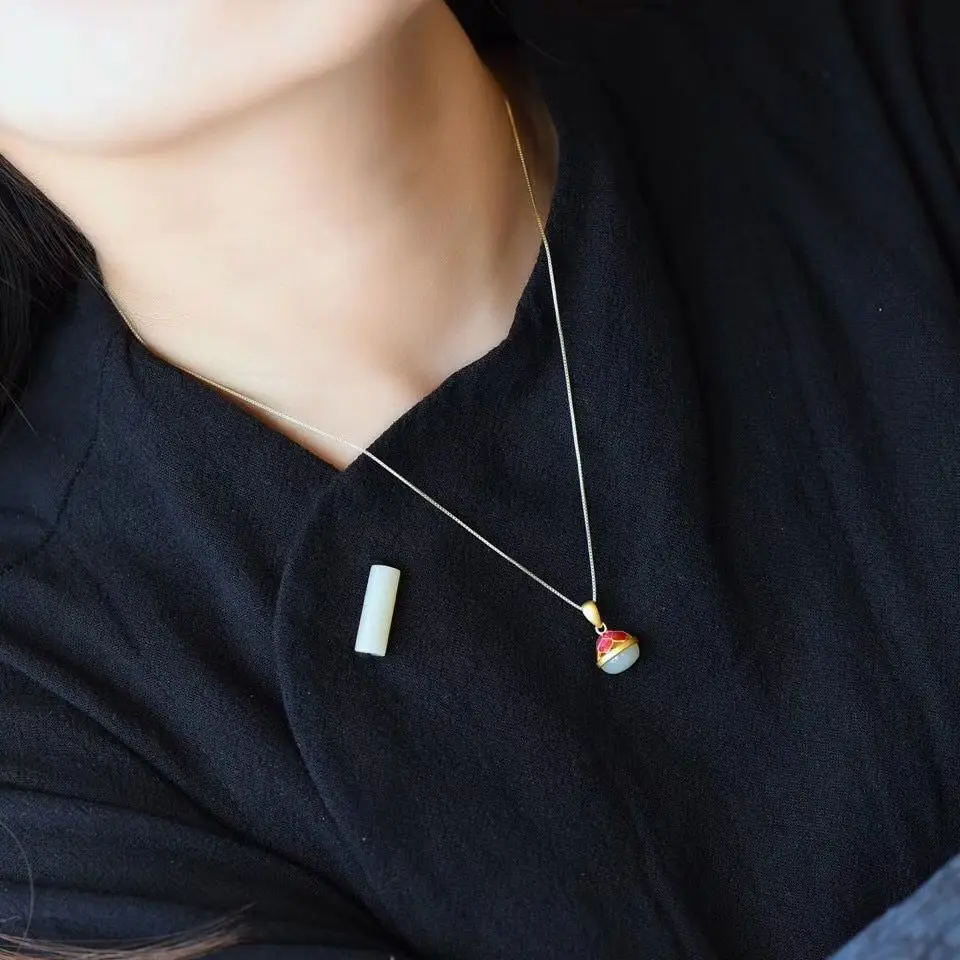 Designer original enamel porcelain natural Hetian jade geometric hollow small bells cute and beautiful ladies necklace pendant
Designer original enamel porcelain natural Hetian jade geometric hollow small bells cute and beautiful ladies necklace pendant