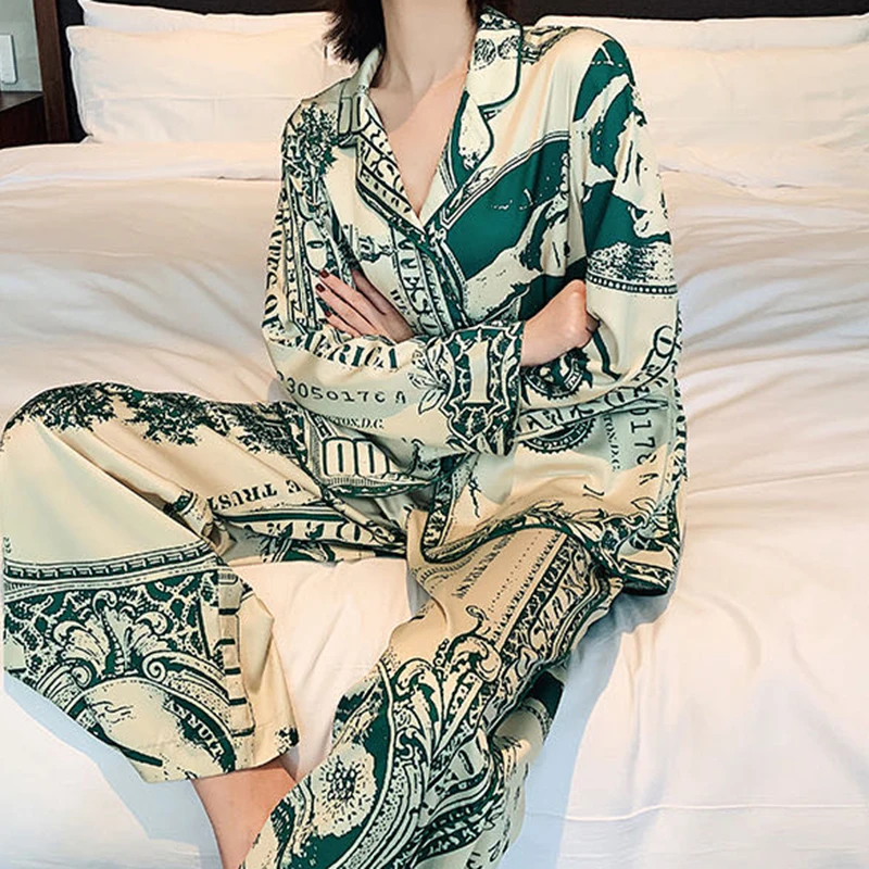 European and American new spring and autumn couple pajamas women's long-sleeved ice silk thin loose men's suit 
European and American new spring and autumn couple pajamas women's long-sleeved ice silk thin loose men's suit