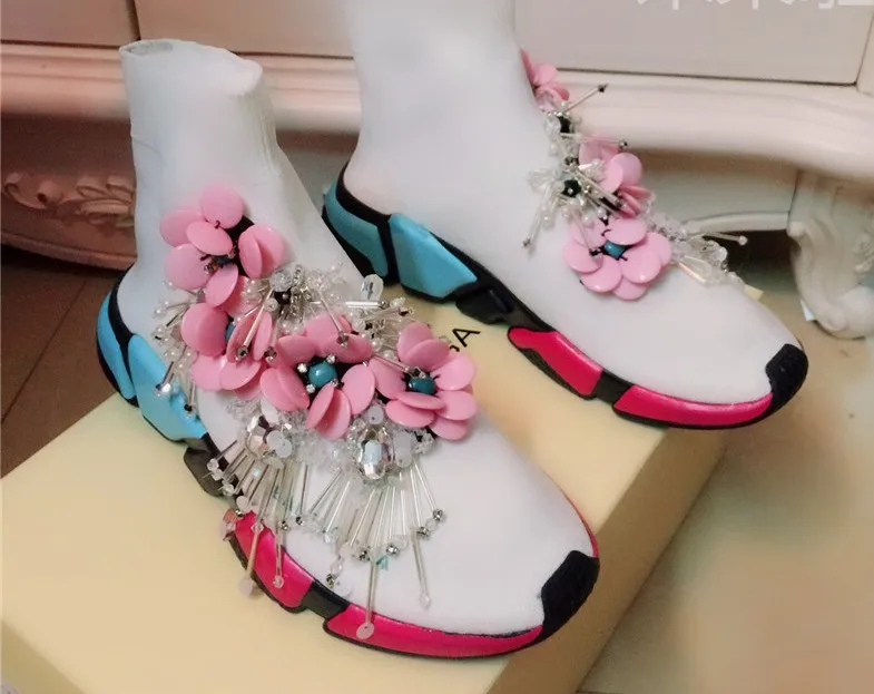 Luxury crystal flower tassel nail bead high top socks Hong Kong Fashion Brand
Luxury crystal flower tassel nail bead high top socks Hong Kong Fashion Brand