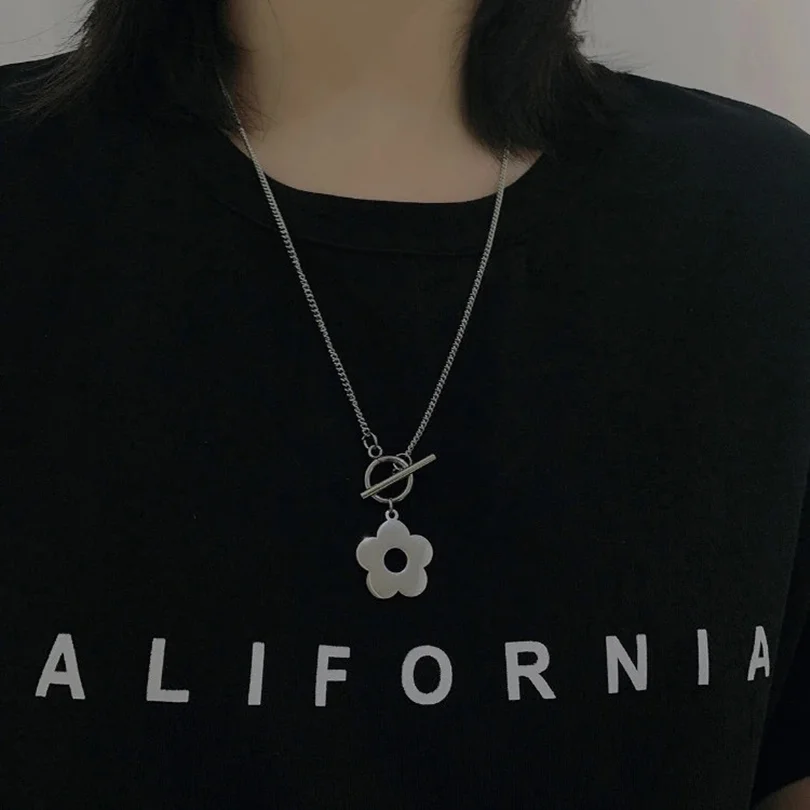 2021 New Personality OT Styling Silver Color Flowers Metal Hip Hop Long Chain Cool Simple Necklace for Women Men Jewelry Gifts
2021 New Personality OT Styling Silver Color Flowers Metal Hip Hop Long Chain Cool Simple Necklace for Women Men Jewelry Gifts