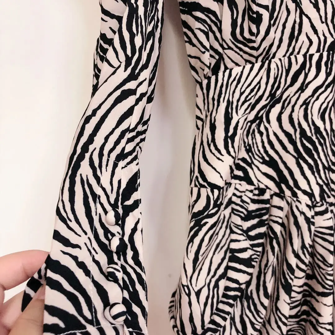 Women Dress 2021 Autumn and Winter New French Three-dimensional Pleated Puff Sleeve Printed V-neck Women's Dress 
Women Dress 2021 Autumn and Winter New French Three-dimensional Pleated Puff Sleeve Printed V-neck Women's Dress