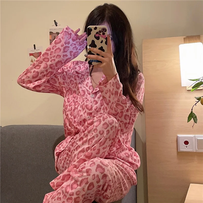 Пижама женская из двух предметов, с леопардовым принтом
Пижама женская из двух предметов, с леопардовым принтом